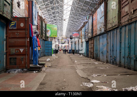 Al Dordoy Bazaar, uno di Asia il più grande dei mercati all'ingrosso a Bishkek, Kirghizistan. Tutte le stalle sono in contenitori di spedizione. Sezione tipica. Foto Stock