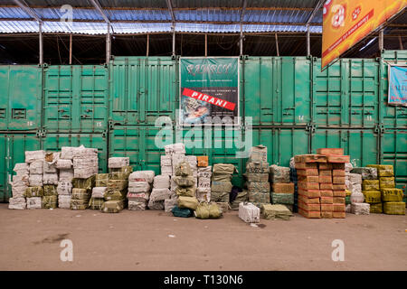 Al Dordoy Bazaar, uno di Asia il più grande dei mercati all'ingrosso a Bishkek, Kirghizistan. Tutte le stalle sono in contenitori di spedizione. Pile di pacchetti. Foto Stock