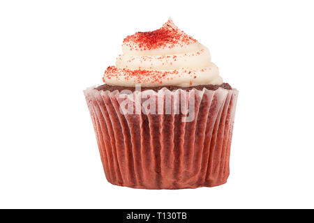 Real close up su di un delizioso velluto rosso tortina di compleanno, isolato su sfondo bianco. Foto Stock