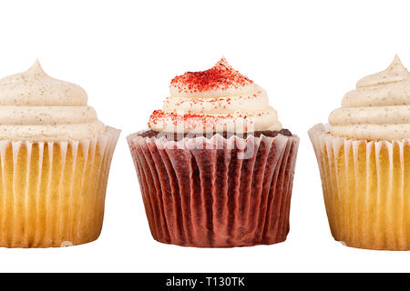 Chiudere in su con tre deliziose tortine di compleanno, isolato su sfondo bianco. Foto Stock