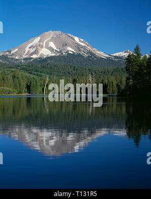 Stati Uniti, California, Parco nazionale vulcanico di Lassen, lato nord ovest del picco Lassen riflette in Manzanita Lake. Foto Stock