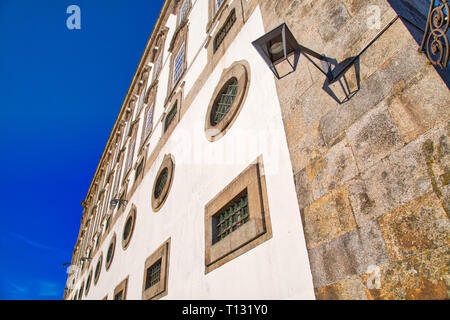 Bello e colorato Porto strade vicino Rio Douro Foto Stock