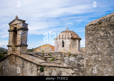 Una vecchia chiesa nel villaggio di Paleohora su Aegina Island, Grecia. Foto Stock