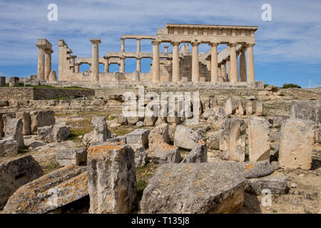 Una spettacolare veduta del tempio greco di Aphaia su Aegina Island, Grecia. Foto Stock