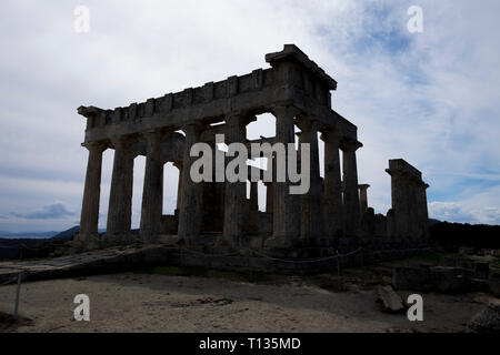 Una spettacolare veduta del tempio greco di Aphaia su Aegina Island, Grecia. Foto Stock