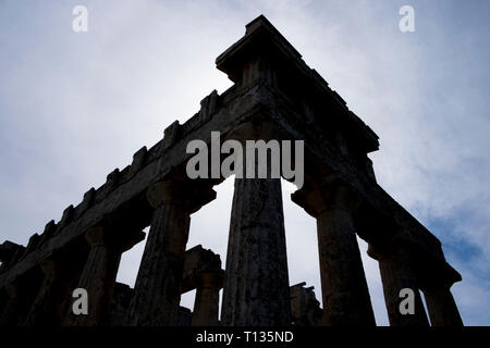 Una spettacolare veduta del tempio greco di Aphaia su Aegina Island, Grecia. Foto Stock