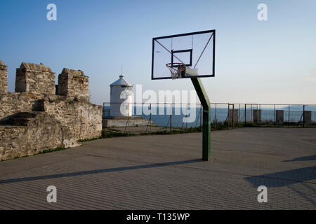 Una palla da basket tavola spinale situato in un parco giochi a destra sul mare Egeo Kavala, Grecia. Foto Stock