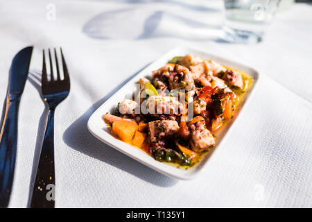 Mmm, fresche alla griglia insalata di polpo come antipasto in un mare outdoor Cafe per pranzo in Salonicco, Grecia. Foto Stock