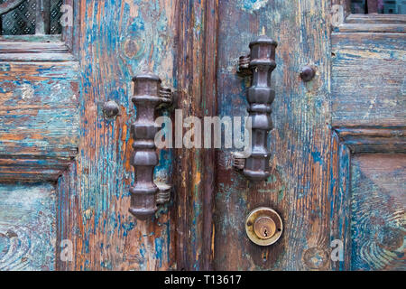 La vecchia porta hardware, mostra ricca patina in Istanbul, Turchia. Foto Stock