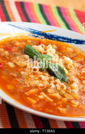 Minestrone - si tratta di una spessa zuppa italiana da verdure di stagione. Combinazione di molti diversi vegetali rende questa minestra molto gustosi e colorati Foto Stock