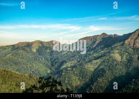 Punto di vista di big mountain range in Kanchanaburi,khaochangpuak Foto Stock