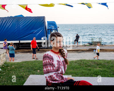 Una giovane donna rumena in costume tradizionale. Foto Stock