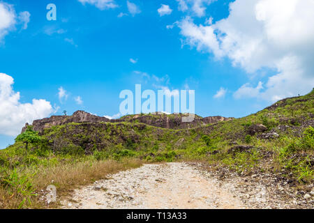 Vecchia miniera di montagna e cielo blu Foto Stock