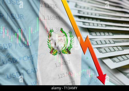 Bandiera del Guatemala e il grafico deprezzamento del dollaro USA posizione con una ventola di fatture del dollaro. Concetto di valore di deprezzamento del dollaro valuta Foto Stock