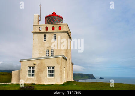 Faro di Dyrholaey, Vik, Islanda Foto Stock