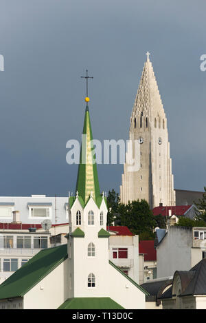 Frikirkjan chiesa e la Chiesa Hallgrimskirkja, Reykjavik, Islanda Foto Stock