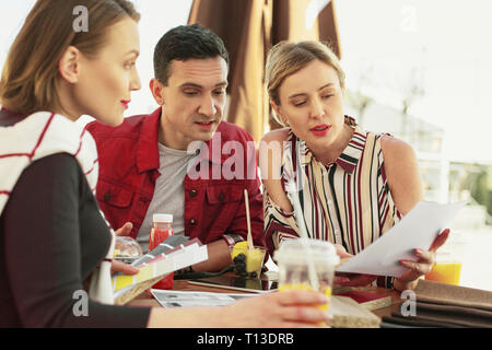 Bella giovane coppia scegliendo il colore dalla tavolozza Foto Stock