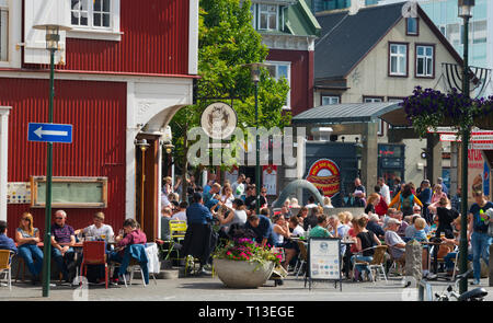 Occupato caffetteria nel centro della città di Reykjavik, Islanda Foto Stock