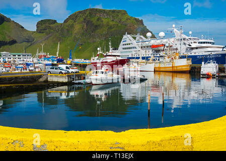 Le barche nel porto di Vestmannaeyjar, Heimaey, Isole Westman (Vestmannaeyjar), Islanda Foto Stock