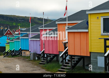 Dipinto luminosamente case, Qeqertarsuaq, Groenlandia Foto Stock