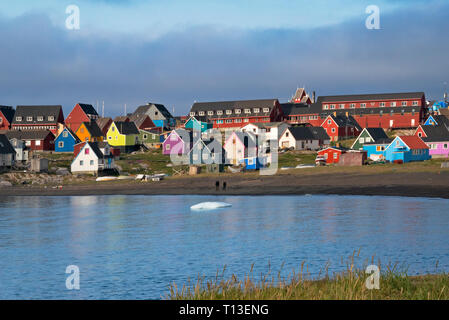 Dipinto luminosamente case sulla spiaggia, Qeqertarsuaq, Groenlandia Foto Stock