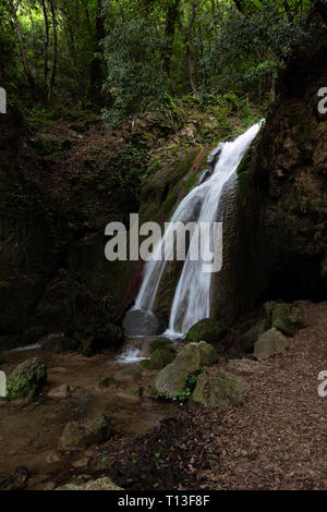 La cascata nel bosco in un pallido (Umbria, Italia) Foto Stock