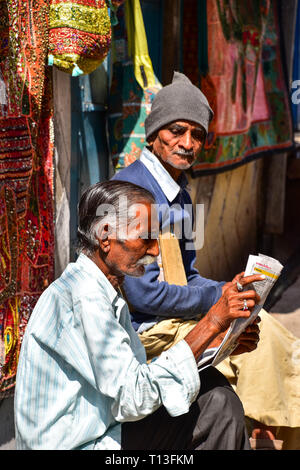 Lettori di giornali, Fort Road, Jodhpur, Rajasthan, India Foto Stock