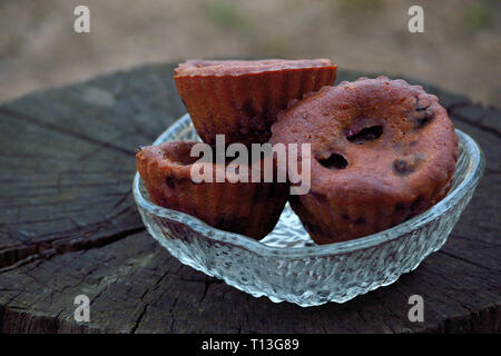 Ciliegia muffin con cannella sbriciolate Foto Stock