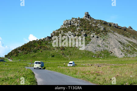 VW camper che viaggiano attraverso la Valle delle rocce, vicino a Lynton e Lynmouth, Devon, Regno Unito Foto Stock