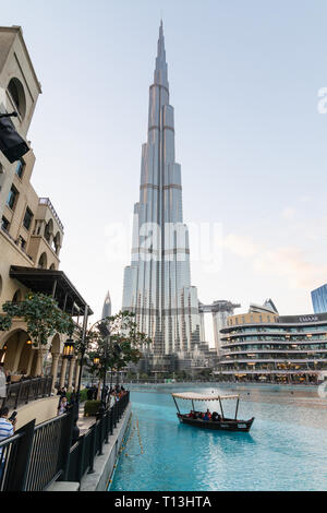 DUBAI, Emirati Arabi Uniti - Marzo 2019: acqua tradizionale vela taxi accanto al Burj Khalifa grattacielo. Orientamento verticale. Foto Stock