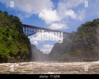 Alto ponte più rapidamente che scorre sulla gola del fiume sulla giornata di sole Foto Stock