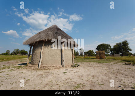 Esterno della capanna rotonda di fango del villaggio nel Delta dell'Okavango Foto Stock