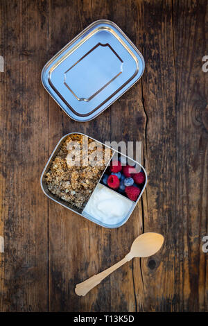 Casella di colazione con muesli, quinoa dadi, yogurt greco, mirtilli e lamponi Foto Stock