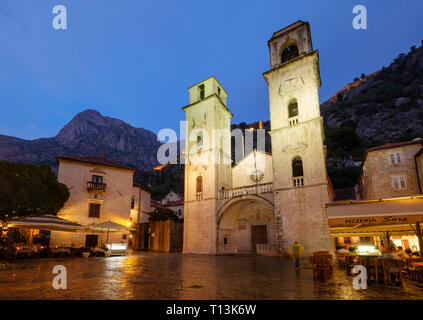 Montenegro Cattaro, la città vecchia, la Cattedrale di San Trifone al crepuscolo Foto Stock