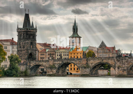 Praga - Ponte Carlo, Repubblica Ceca. Vista panoramica del fiume Moldava Foto Stock