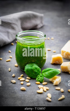 Di vetro in casa pesto genovese e ingredienti Foto Stock