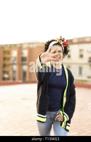 Ritratto di felice giovane donna divertimento in città Foto Stock