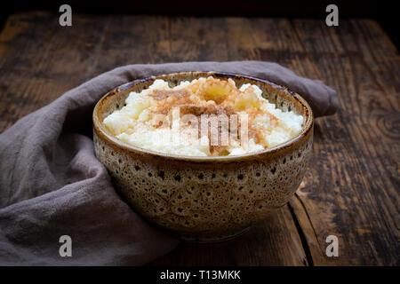 Budino di riso con cannella Foto Stock