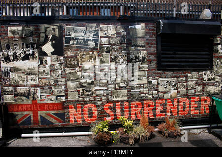 'Nessuna rinuncia' - Wandbild/ murale, das an den Buergerkrieg erinnert , im protestantischen Teil Belfasts, Shankill Road, Belfast, Nordirland (nur fuer Foto Stock