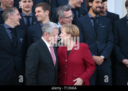 Bastian SCHWEINSTEIGER, Benedikt Hoewedes, Thomas Mueller, Joachim Gauck, Thomas de Maiziere, Angela Merkel, Sami Khedira - Empfang der deutschen Nati Foto Stock