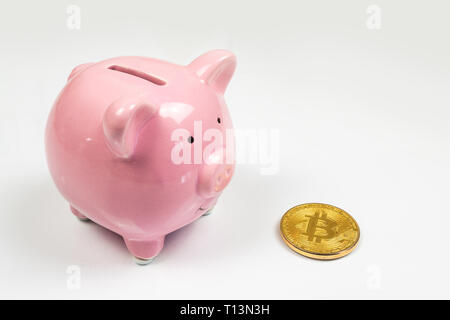 Mettere bitcoin di salvadanaio, new virtual electronic e denaro digitale, hodl Concetto di investimento Foto Stock