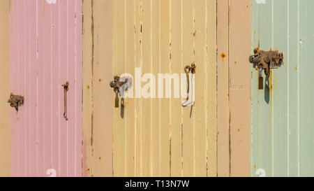 Variopinte porte e serrature delle cabine sulla spiaggia, sulla spiaggia di Budleigh Salterton, Jurassic Coast, Devon, Regno Unito Foto Stock