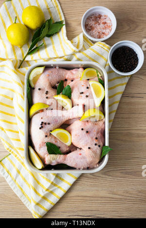 Il pollo crudo nel piatto al gratin Foto Stock