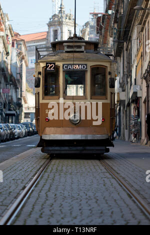 Il vecchio tram in Rua de 31 de Janeiro (Porto, Portogallo). Foto Stock