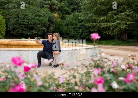 Felice padre e figlio su prendendo un selfie in posizione di parcheggio Foto Stock
