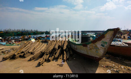 ROYAPURAM, Tamil Nadu, India - 01 gennaio 2019: indiano di barche da pesca con gli uomini a Kasimedu porto di pesca della zona di Royapuram in Chennai. Foto Stock