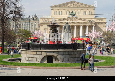 Mosca, Russia, aprile, 30, 2018: la piazza in fromt del teatro Bolshoy, il centro di Mosca. Foto Stock