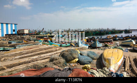 ROYAPURAM, Tamil Nadu, India - 01 gennaio 2019: Uomini con Indian barche da pesca e attrezzature varie a Kasimedu porto di pescatori di Royapuram area. Foto Stock