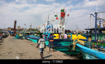 ROYAPURAM, Tamil Nadu, India - 01 gennaio 2019: Uomini con Indian barche da pesca e attrezzature varie a Kasimedu porto di pescatori di Royapuram. Foto Stock