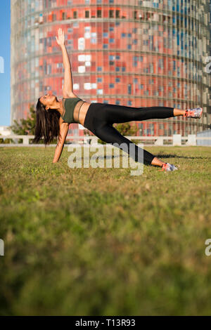Giovane donna facendo esercizio di allenamento nella città Foto Stock